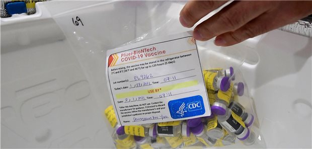 BioNTech-Vakzine: Zeitfenster für Impfung leicht erweitert Der BioNTech/Pfizer-Impstoff wird in speziellen Thermoversandbehältern an die Impfzentren ausgeliefert. Das Einhalten der Kühlkette ist enorm wichtig.