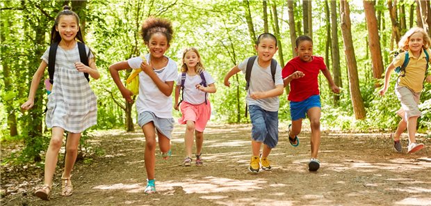 Vorbeugung von Myopie: „Die Kinder müssen raus“ Der Blick in die Ferne ist für die Entwicklung der Augen von Kindern und Jugendlichen besonders wichtig.