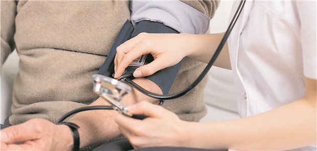 Der Blutdruck sollte erst gemessen werden, nachdem der Patient fünf Minuten lang ruhig gesessen hat.