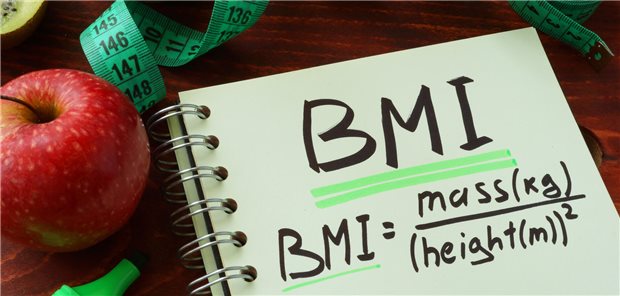 Die metrische Formerl zur Bestimmung des BMI (Body-Mass-Index) auf einem Notizblockblatt.