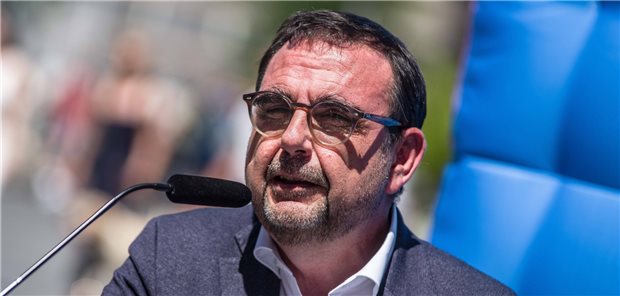 Holetschek: Bitte an die STIKO-Empfehlung halten! Der Bund mache sich mit dem bisherigen Gesetzentwurf einen schlanken Fuß, so Bayerns Gesundheitsminister Klaus Holetschek. Hier beim Start der Bayerischen Impfwoche in München am 18. Juli.