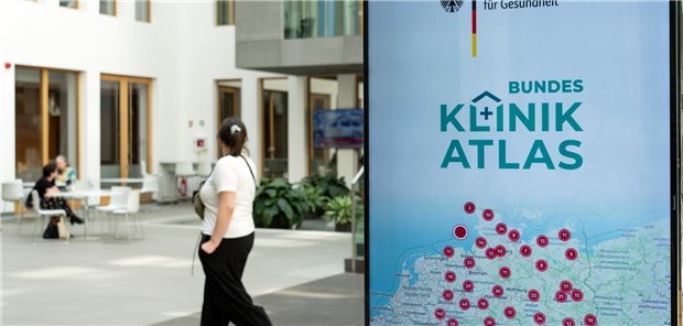 Das Foto zeigt ein Werbe-Display für den Bundes-Klinik-Atlas.