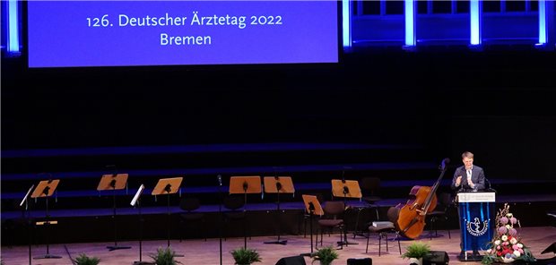 Der Bundesgesundheitsminister bei der Eröffnung des 126. Deutschen Ärztetags. Bei der neuen GOÄ beißt BÄK-Präsident Reinhardt bei Karl Lauterbach auf Granit.
