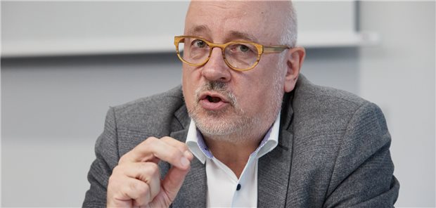 Virchowbund wirft Lauterbach „ambulante Blindheit“ vor „Der ‚Bundeskrankenhausminister‘ leitet die Substitution der Hausarztmedizin ein“: Virchowbund-Chef Dr. Dirk Heinrich übt scharfe Kritik an Karl Lauterbach (SPD).