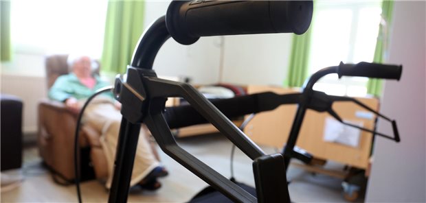 Bundesrat gegen Kürzung des Bundeszuschusses zur Pflegeversicherung Rollator im Vordergrund und eine alte Person im Hintergrund