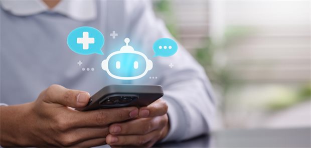 Das Foto zeigt eine Person, die ein Smartphone hält sowie die Figur eines Chatbots.