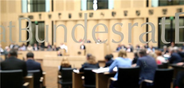 Ein Blick durch die Tür in den Bundesrat