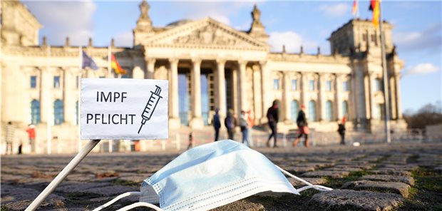 Der Bundestag diskutiert darüber, ob eine Corona-Impfpflicht eingeführt werden soll. Die Öffentlichkeit spürt sehr wohl, dass die Politik im Nebel stochert.