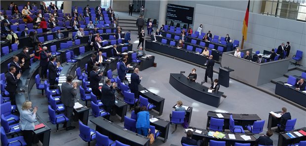 Bundestag beschließt: Pflegekräfte müssen Corona-Impfstatus preisgeben Der Bundestag hat Änderungen am Infektionsschutzgesetz und damit neue Corona-Regelungen beschlossen.
