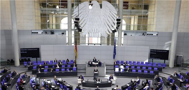 Verstößt Spahns Corona-Handlungsspielraum gegen die Verfassung? Der Bundestag hat Gesundheitsminister Spahn weitreichenden Handlungsspielraum in der Corona-Pandemie eingeräumt.
