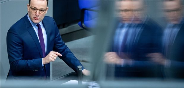 Bundestag gibt sich bei Corona zahm Der Bundestag war zu keiner Zeit entmachtet, sagte Bundesgesundheitsminister Jens Spahn (CDU) am Freitag im Bundestag. Andere Redner bezeichneten den vorliegenden Gesetzentwurf als „rechtspolitisches Feigenblatt“.