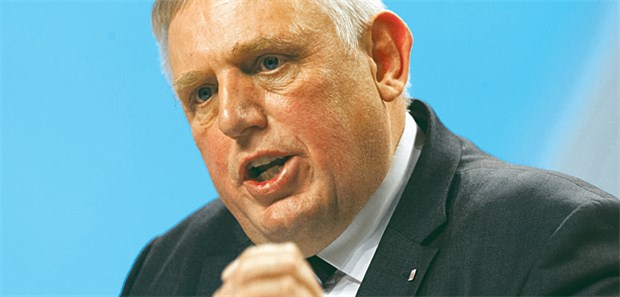 Der CDU-Politiker Karl-Josef Laumann (Archivbild) ist seit Dezember 2013 Bevollmächtigter der Bundesregierung für Patienten und Pflege.