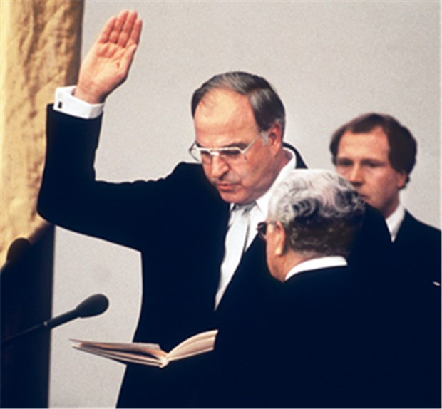 1. Oktober 1982: Die "Ärzte Zeitung" startet mit der Wende Der CDU-Vorsitzende Dr. Helmut Kohl wird am 1.Oktober 1982 von Bundestagspräsident Richard Stücklen als neuer Bundeskanzler vereidigt.