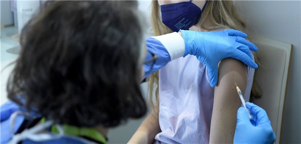 Der CHMP der EMA bewertet die COVID-19-Impfstoffe Comirnaty® und Spikevax® auch für die Kleinkinder ab 6 Monaten als sicher und wirksam.