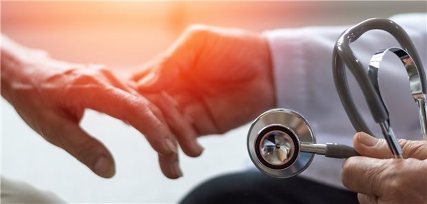 Der Charakter des Arztes oder der Ärztin beeinflusst am Lebensende von Patientinnen und Patienten, wie umfangreich die Therapie ist.