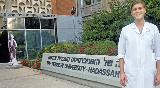 Eine Klinik als Ort des Friedens im Nahen Osten Der Chirurg Dr. Johannes Guggenmos vor der Klinik in Jerusalem.