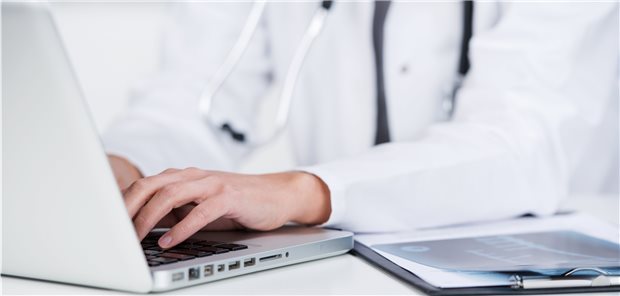 Arzt am Computer: Müssen Praxissoftware und Konnektor vom selben Anbieter bereitgestellt werden?