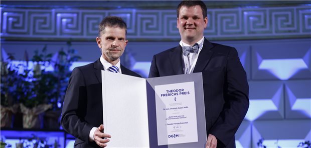 Theodor-Frerichs-Preis 2023 geht an Aachener Forscher Der DGIM-Vorsitzende und zugleich Kongresspräsident Professor Ulf Müller-Ladner überreichte dem Aachener Mediziner PD Dr. Christoph Kuppe (rechts) die Urkunde zum Theodor-Frerichs-Preis 2023. Dieser erhielt den Preis für seine Forschungen zu molekularen Umbauprozessen im Herzen nach Infarkt.