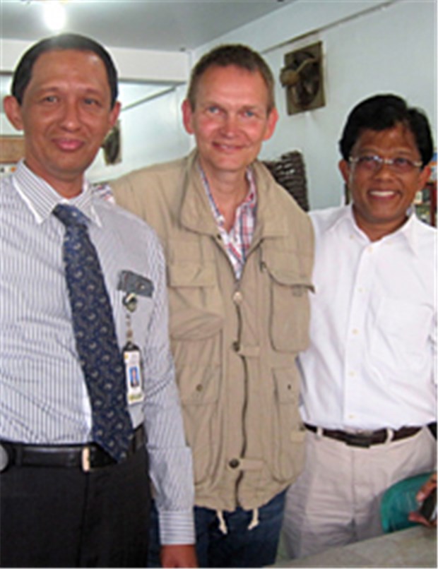 Katastrophenhilfe mit Langzeitwirkung Der Dekan der Medizinischen Fakultät der Universität in Aceh, Mohammed Mulyadi, der Koordinator des Partnerschaftsprojekts Uwe Groß, und der Verantwortliche für den Gesundheitsbereich in der Provinz Banda Aceh, Mohammed Yan (von links).