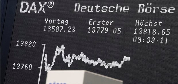 Der Deutsche Aktien-Index (Dax) im Handelssaal der Frankfurter Börse: Gehen die Kurse nach den Spitzenwerten im alten Jahr auch 2021 noch weiter nach oben? 