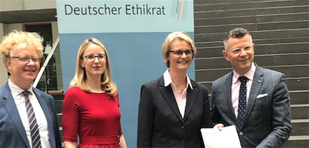 Ethikrat hält Keimbahn nicht für unantastbar Der Deutsche Ethikrat mti seiner Stellungnahme zum Eingriff in de menschliche Keimbahn:(v.l.n.r.) Professor Andreas Lob-Hüdepohl, Professor Alena Buyx, Forschungsministerin Anja Karliczek (CDU) und Professor Peter Dabrock.