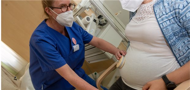Der Deutsche Hebammenverband fürchtet eine Verschlechterung der klinischen Geburtshilfe durch mehrere Regierungsvorhaben.
