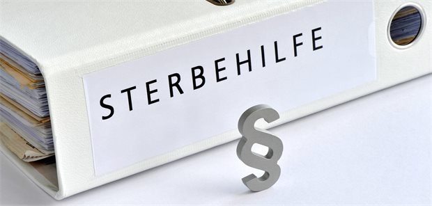 Das Foto zeigt einen Aktenordner mit der Aufschrift "Sterbehilfe".