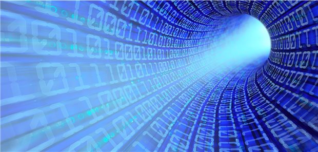 Datenpipeline mit blauen Einsen und Nullen.