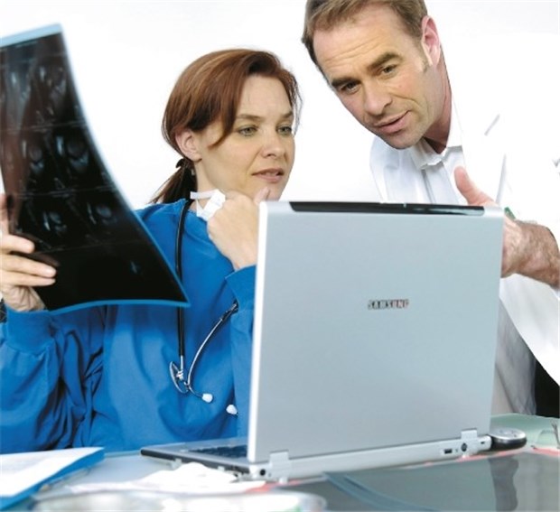 Zur Visite erscheinen die Ärzte mit ihrem Laptop Der Digitalisierung gehört die Zukunft. Über ihre Laptops haben Klinikärzte direkten Zugriff auf die Laborbefunde und die Pflegekurve. i