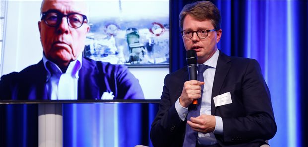 Der Direktor des PKV-Verbands Dr. Florian Reuther (rechts) und der zugeschaltete Präsident der Bundesärztekammer Dr. Klaus Reinhardt berichteten in Hannover über den Stand beim Thema GOÄ.
