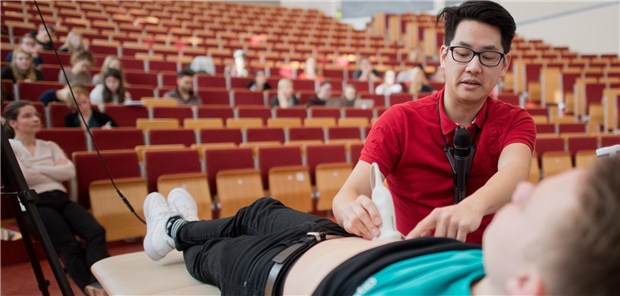 Viel Lob für neue Approbationsordnung – aber unklare Mehrkosten Der Dozent Dr. Philip Bintaro bei einer interaktiven Vorlesung für Medizinstudenten an der MHH.