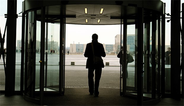 Raus aus der Psychiatrie, rein in die Psychiatrie Der Drehtüreffekt in der Psychiatrie: Jeder dritte Patient wird früher oder später wieder eingeliefert.