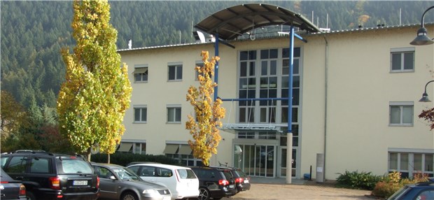 Lokales Gesundheitszentrum an der Mosel Der Eingang des lokalen Gesundheitszentrums in Traben-Trabach. Betrieben wird es vom MVZ Mittelmosel.