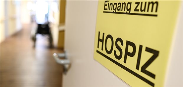 Der Eingang eines Hospizes in Friedrichshafen in Baden-Württemberg: Der Ausbau der Hospizarbeit, etwa in der Suizidprävention, ist wichtiger denn je.