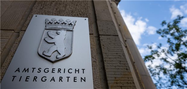 Der Eingang vom Amtsgericht Tiergarten in Berlin. Hier wurden die beiden Schläger verurteilt, die in der Silvesternacht 2024 auf das Personal einer Notaufnahme losgegangen waren.