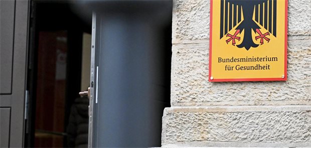 Schild vor dem Eingang zum Bundesgesundheitsministerium.