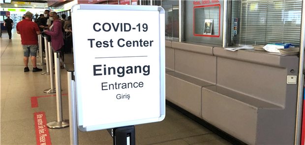 Corona-Teststation mit technischen Tücken Der Eingang zur Warteschlange für den Corona-Test an der Teststelle im Terminal A am Flughafen Tegel.