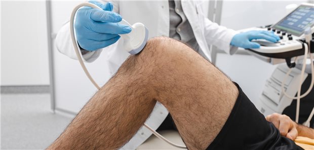 Die Verletzung des Mensikus eines männlichen Patient wird mit einer Ultraschalluntersuchung durch einen professionellen Sonographen untersucht.