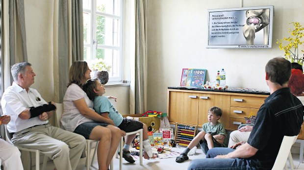 Der Einsatz eines Wartezimmer-TV-Systems ist nur eine Möglichkeit der Patientenansprache.