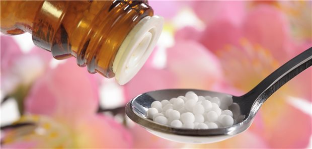 Der Einsatz homöopathischer Mittel in der Therapie wird von vielen Ärzten goutiert – von anderen wiederum nicht. Auf dem diesjährigen Ärztetag fiel das Votum der Delegierten dahingehend aus, die Zusatzweiterbildung Homöopathie aus der Musterweiterbildungsordnung zu streichen.&#xA;