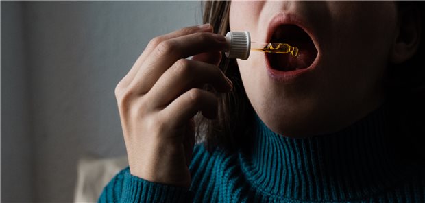 Der Einsatz von CBD in moderaten bis hohen Dosen ist offenbar mit erhöhten Leberenzymen und arzneimittelbedingten Leberschäden assoziiert.