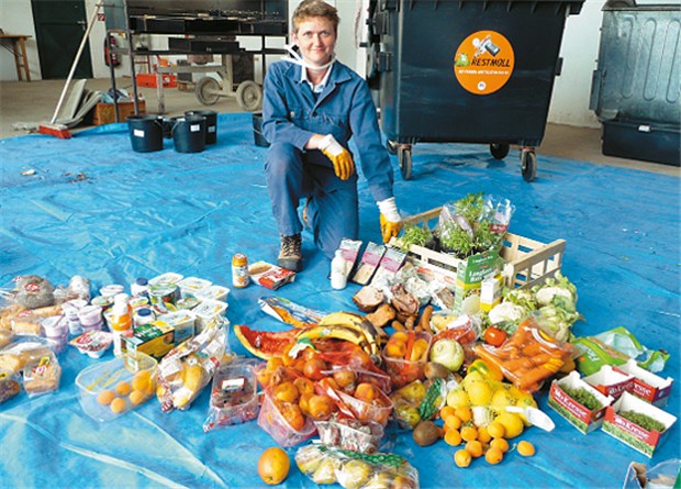 Warum landet jede zweite Kartoffel im Abfallcontainer? Der Einzelhandel vernichtet im Durchschnitt pro Kunde und Jahr 50 Kilogramm essbare Lebensmittel. Felicitas Schneider vom Wiener Institut für Bodenkultur untersucht Mülltonnen von Haushalten und Supermärkten.