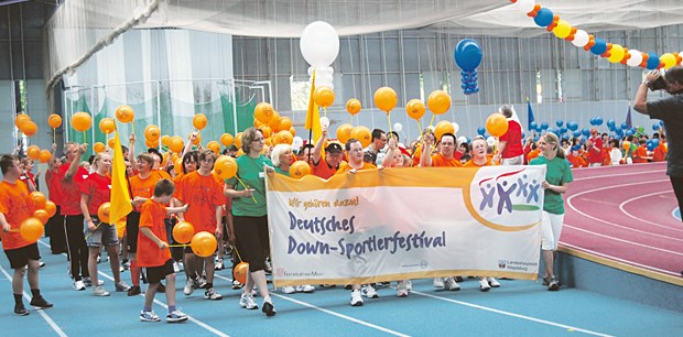 Ein Sportler-Festival voller Lebensfreude Der Einzug der Sportler beim Deutschen Down-Festival: In vielen Disziplinen ging es um Medaillen, sogar das Golfspielen stand in diesem Jahr auf dem Programm.