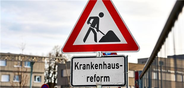 Der Entwurf für ein Krankenhausreformanpassungs-Gesetz wird von Krankenkassen harsch kritisiert.