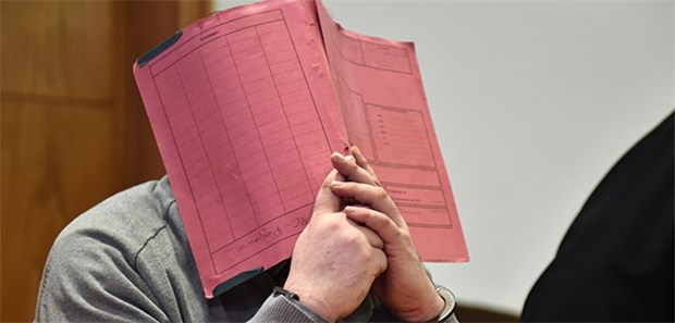 SoKo "Kardio" ermittelt 84 weitere Mordfälle Der Fall zieht sich schon über zwei Jahre hin: Der ehemalige Krankenpfleger Niels H. versteckt sein Gesicht hinter einem Aktendeckel, während er im Oldenburger Landgericht auf der Anklagebank sitzt.