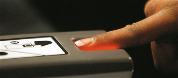 Krebsmittel bringt Probleme bei US-Einreise Der Fingerabdruck eines ausländischen Fluggastes wird bei der Einreise auf dem John F.-Kennedy-Flughafen in New York gescannt.