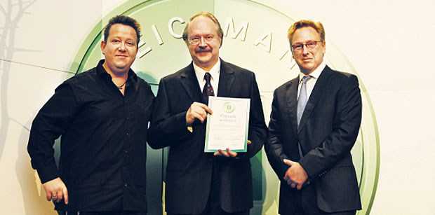 Der Förderpreis gegen Jugendarbeitslosigkeit geht an Augenarzt Dr. Werner Hanne (Mitte). Überreicht wurde er von Unternehmer Heinrich Deichmann (rechts) und Sebastian Krumbiegel von der Popgruppe "Die Prinzen".