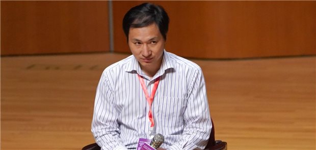 Umstrittener Forscher bittet um Respekt für „Gen-Babys“ Der Forscher Jiankui He war im Dezember 2019 wegen Verstoßes gegen ethische Standards bei Versuchen mit Kindern zu drei Jahren Haft verurteilt worden. (Bild von 2019)