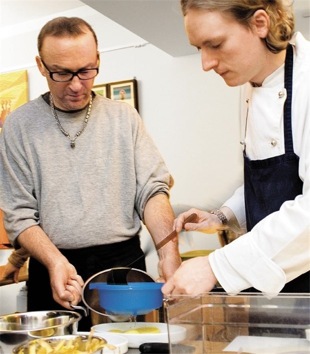 Viel Geschmack für wenig Geld - geht das? Der Frankfurter Koch und Gastronom Oliver Schneider zeigt den Teilnehmern in seinem "Hartz-IV-Kochkurs", dass selbst kochen ganz einfach ist.