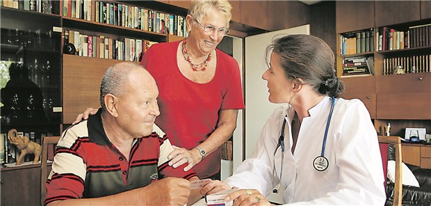 Hausbesuche bringen bald wohl mehr Honorar Der GKV-Spitzenverband möchte ärztliche Hausbesuche fördern.